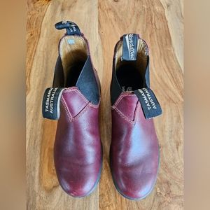 Woman Burgundy Blundstone boots